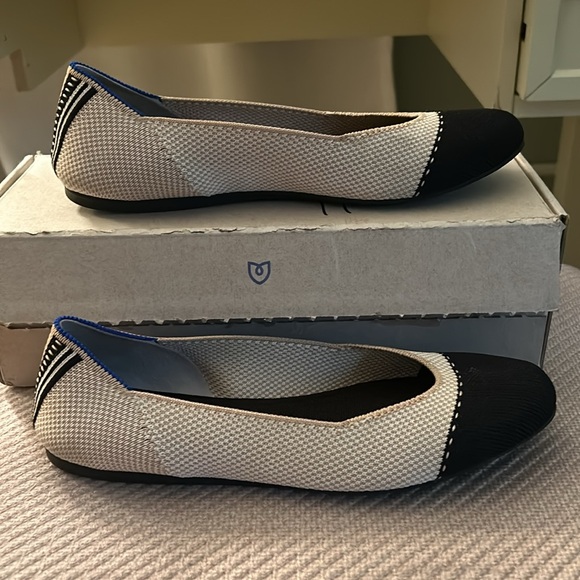 Rothy’s Tuxedo Flat- US 7 1/2. - Picture 4 of 7